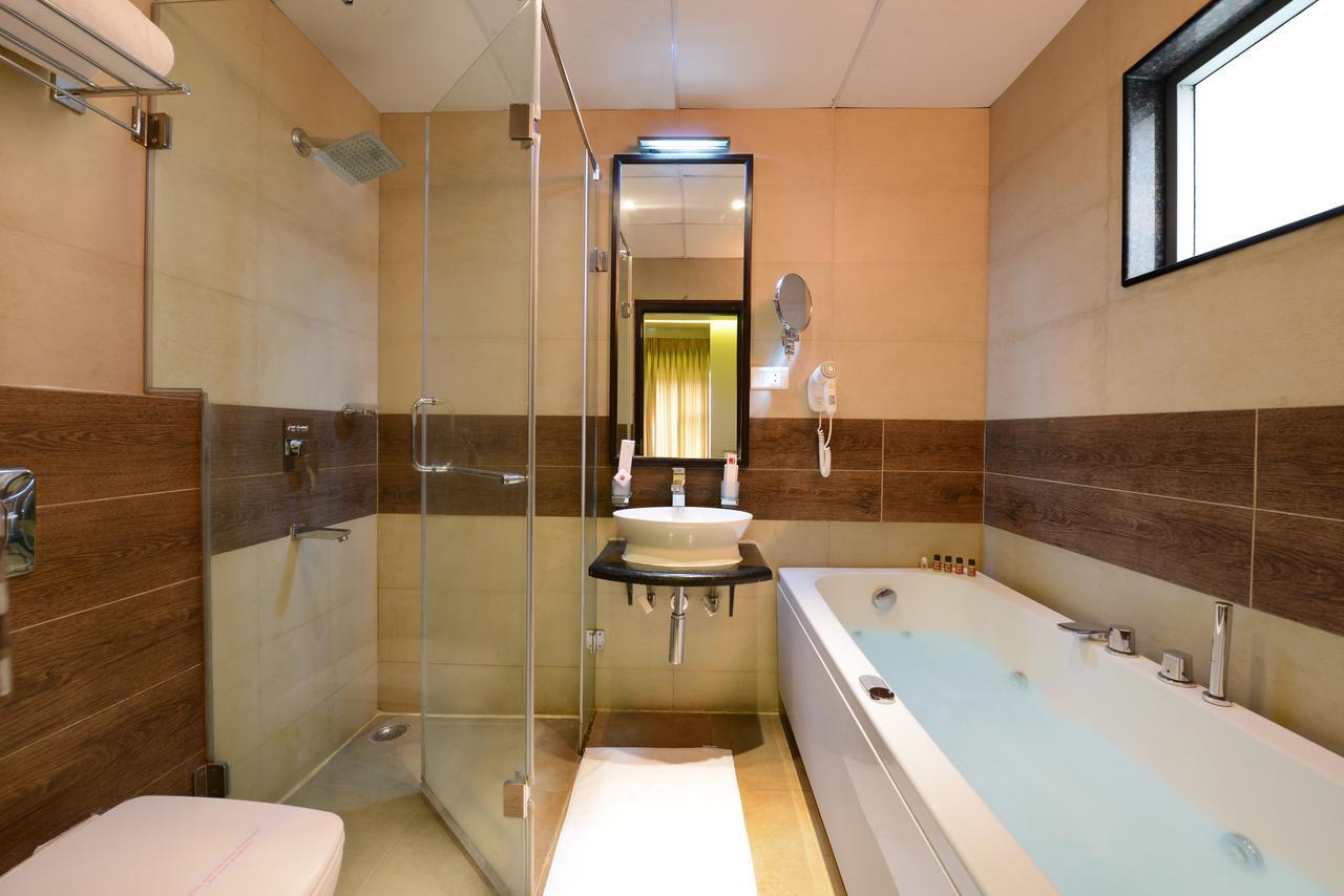 Hotel Royal Ritis Shimoga Esterno foto