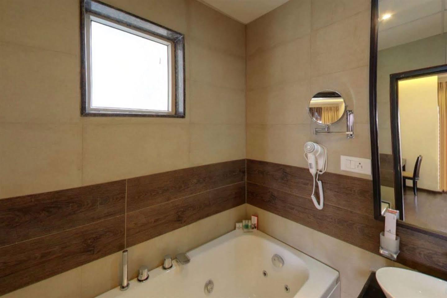 Hotel Royal Ritis Shimoga Esterno foto