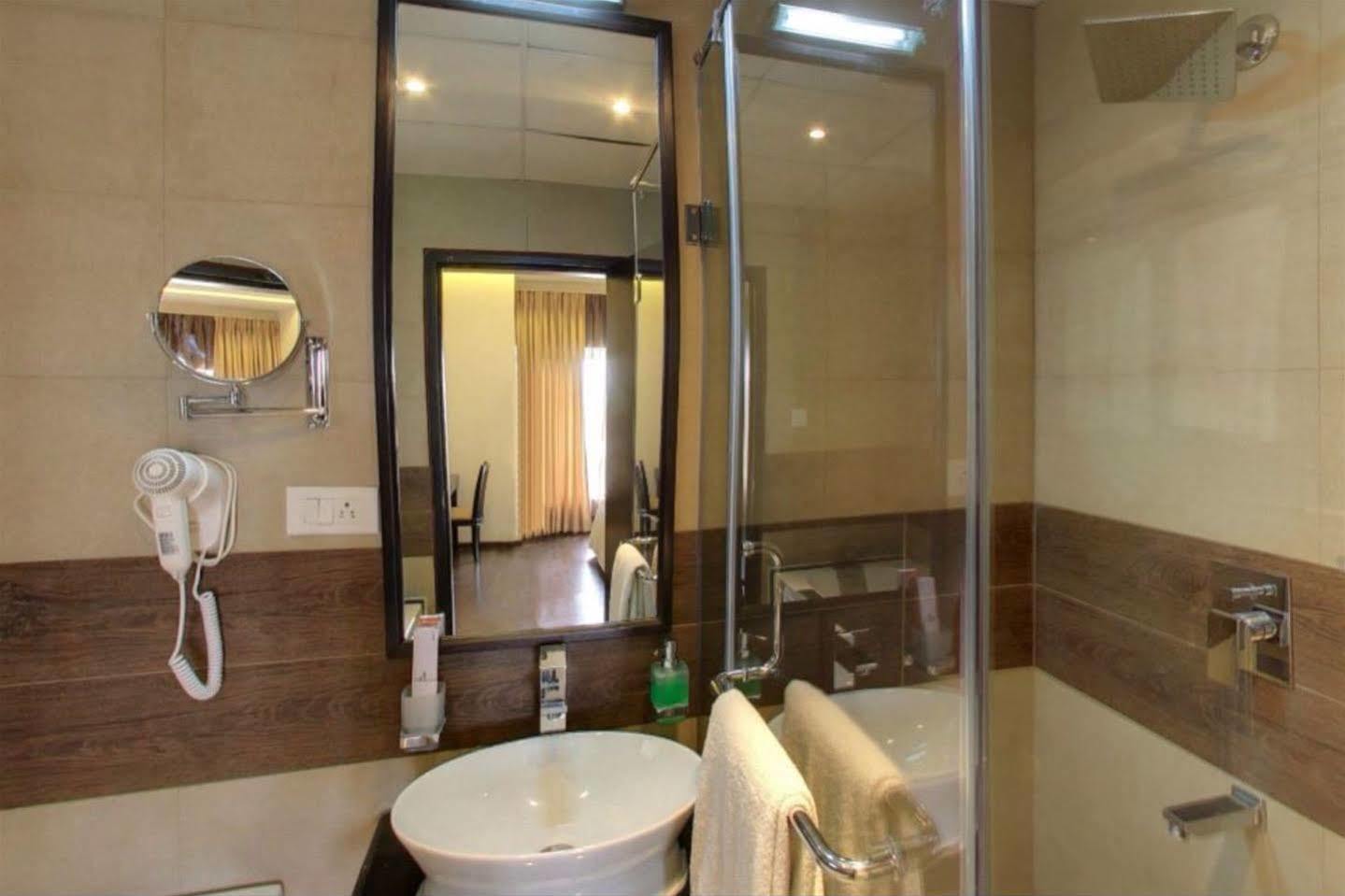 Hotel Royal Ritis Shimoga Esterno foto